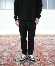 画像をギャラリービューアに読み込む, MEN'S SLIM TAPERD DENIM PANTS